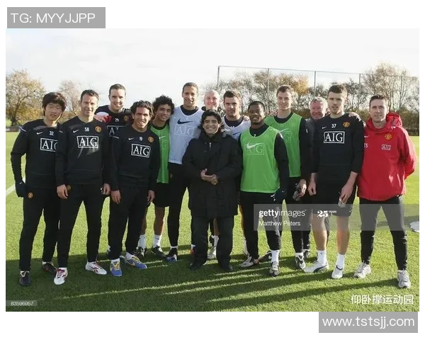 足球明星同框展现风采球场传奇汇聚一堂的精彩瞬间 足球明星同框展现风采球场传奇汇聚一堂的精彩瞬间