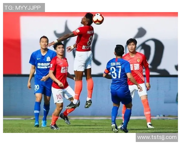 足球明星赛精彩瞬间铲球技术大比拼引发球迷热议与欢呼 足球明星赛精彩瞬间铲球技术大比拼引发球迷热议与欢呼